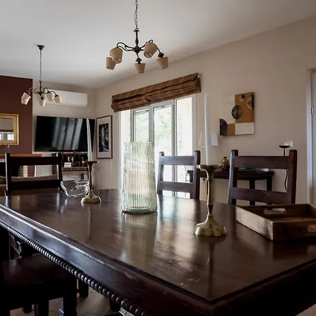 Villa Discover Evia - With Private Jacuzzi Alivérion